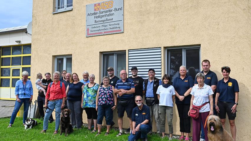 Nach den Vorführungen der ASB-Besuchshunde nahmen die dänischen und deutschen Samariterinnen und Samariter Aufstellung zu einem Gruppenbild vor der Heiligenhafener Rettungswache.