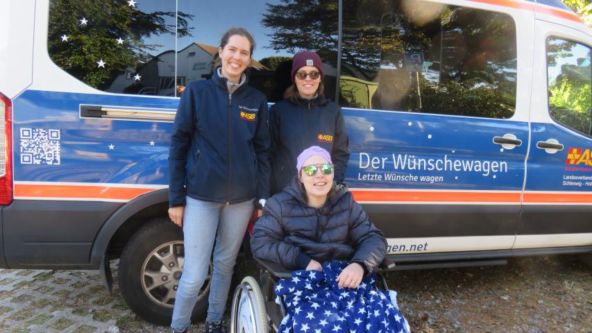 Frau K. mit Wunscherfüllerinnen vor dem Wünschewagen