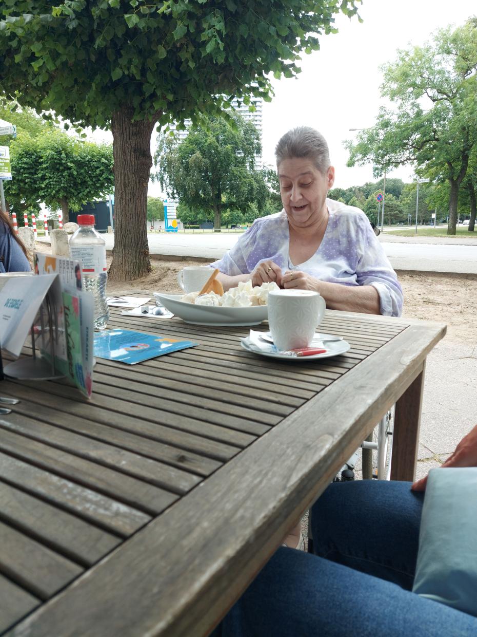 Im Café in Travemünde